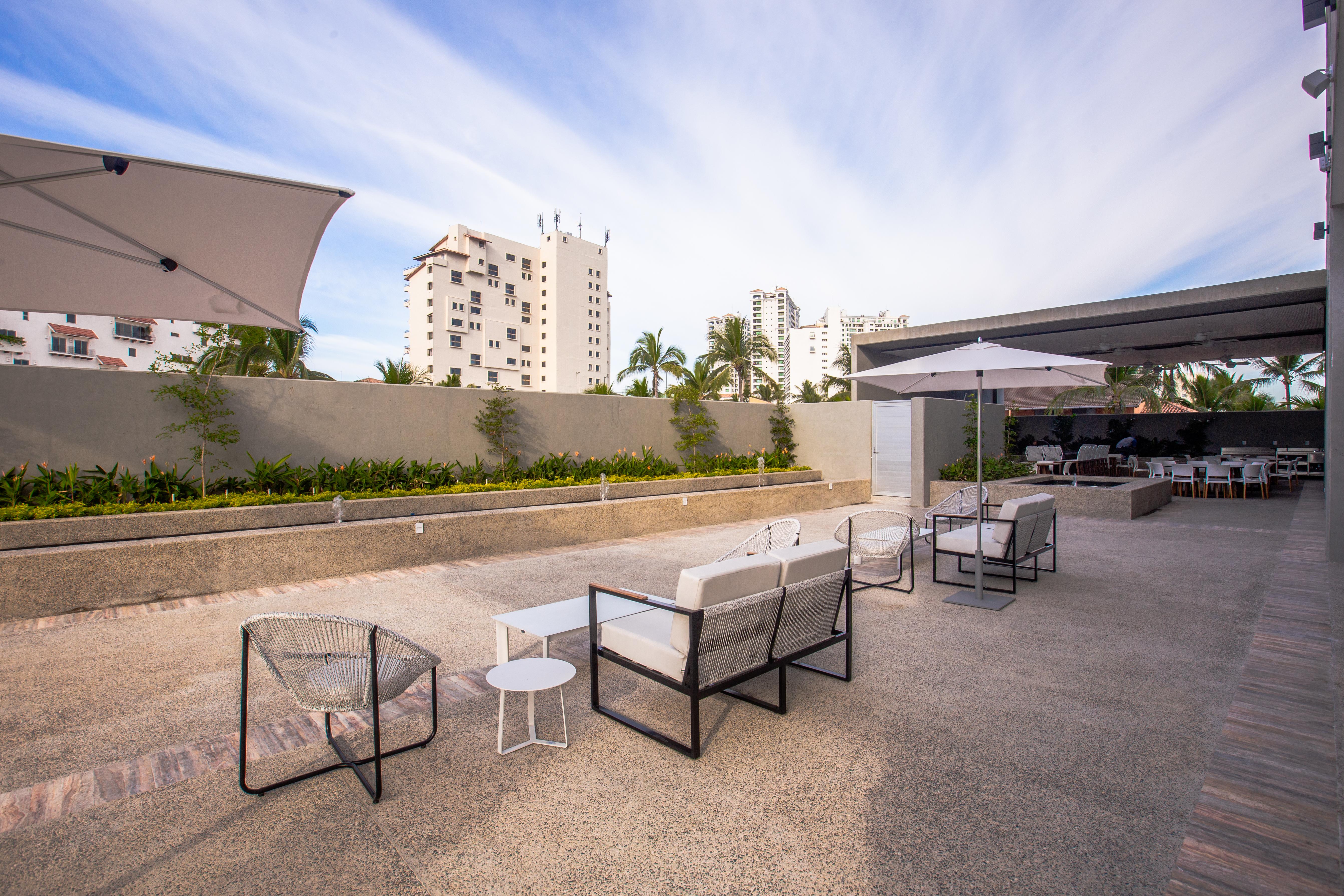 Hotel Mio Vallarta Unique & Different- Adults Only Puerto Vallarta Exteriör bild The rooftop lounge at the hotel