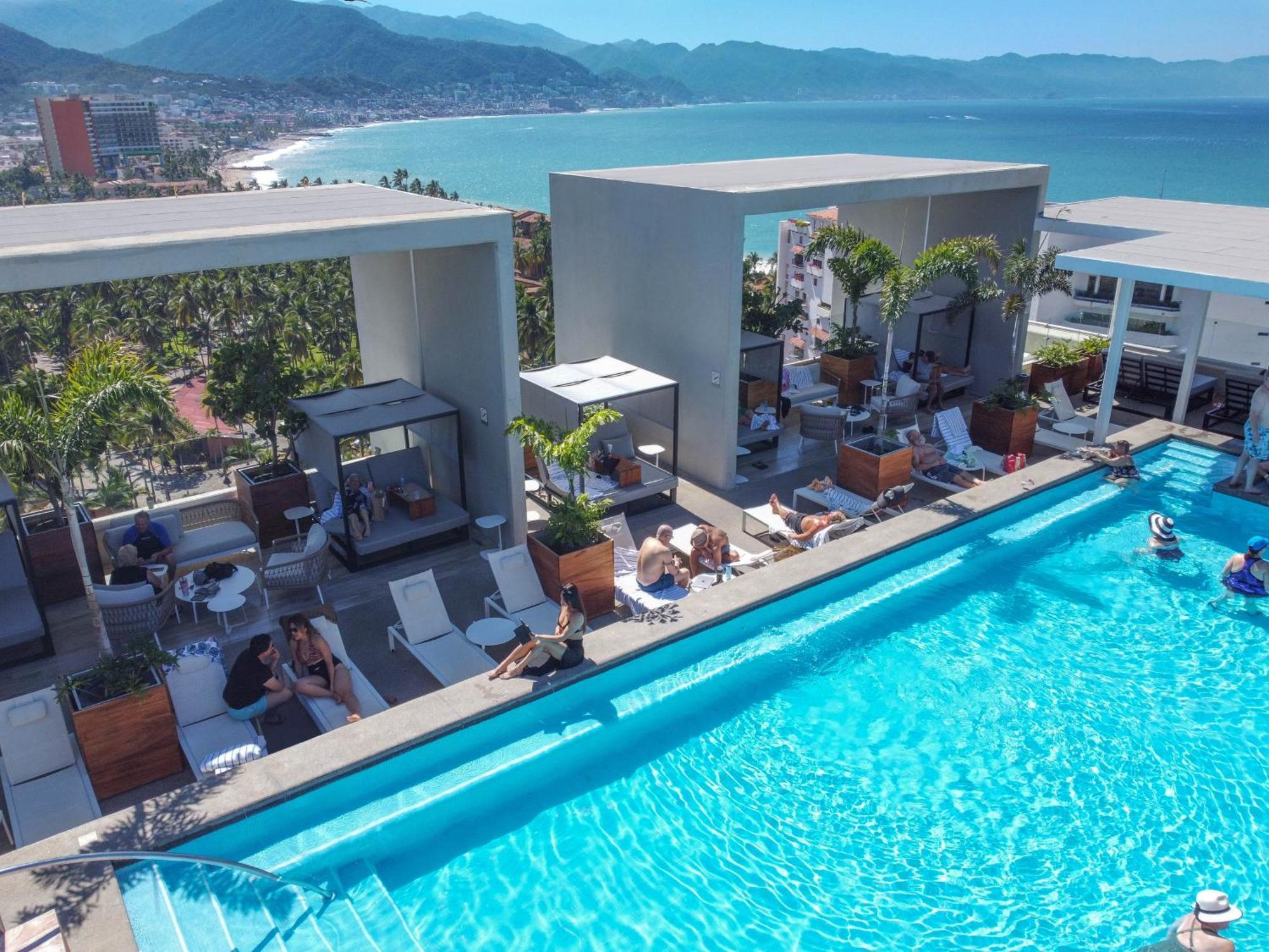 Hotel Mio Vallarta Unique & Different- Adults Only Puerto Vallarta Exteriör bild Rooftop pool at the hotel